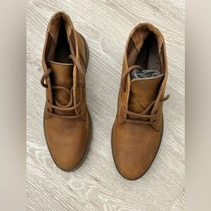 TAN COLORED OILED LEATHER ANKLE BOOTS BY TIMBERLAND IN A SIZE 9.5 WOMENS.